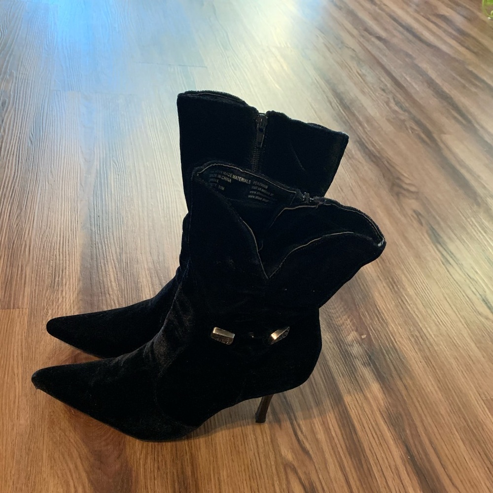 Ladies velvet boots!! Worn only twice ( see sole)